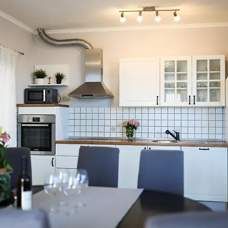 Anic House